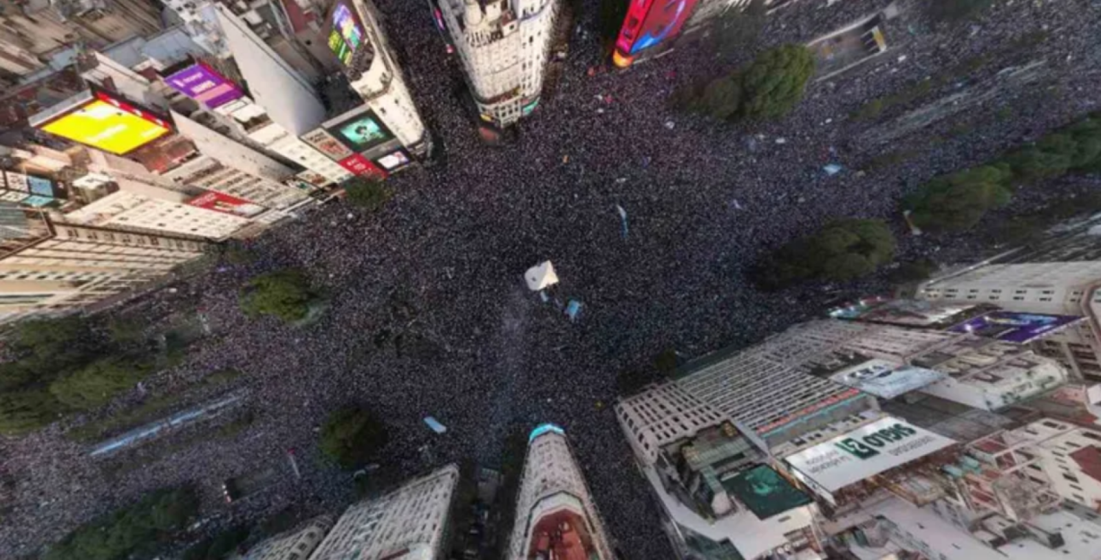 Imagen Una multitud nunca vista se volcó a las calles porteñas por la Selección campeona del mundo.