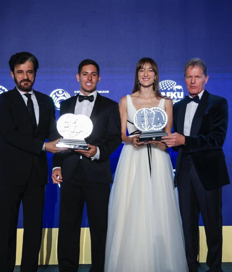 Imagen Nicolás Cavigliasso y Valeria Pertegarini, en la ceremonia de la FIA.