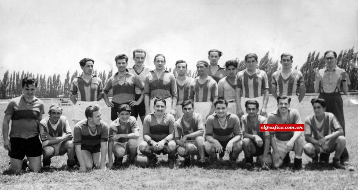 Imagen Entrenadores y periodistas juegan un partido de fútbol en Chile. Frascara oficia de referee. Anulará un gol de Scopelli... ¡porque lo hizo con el pie!