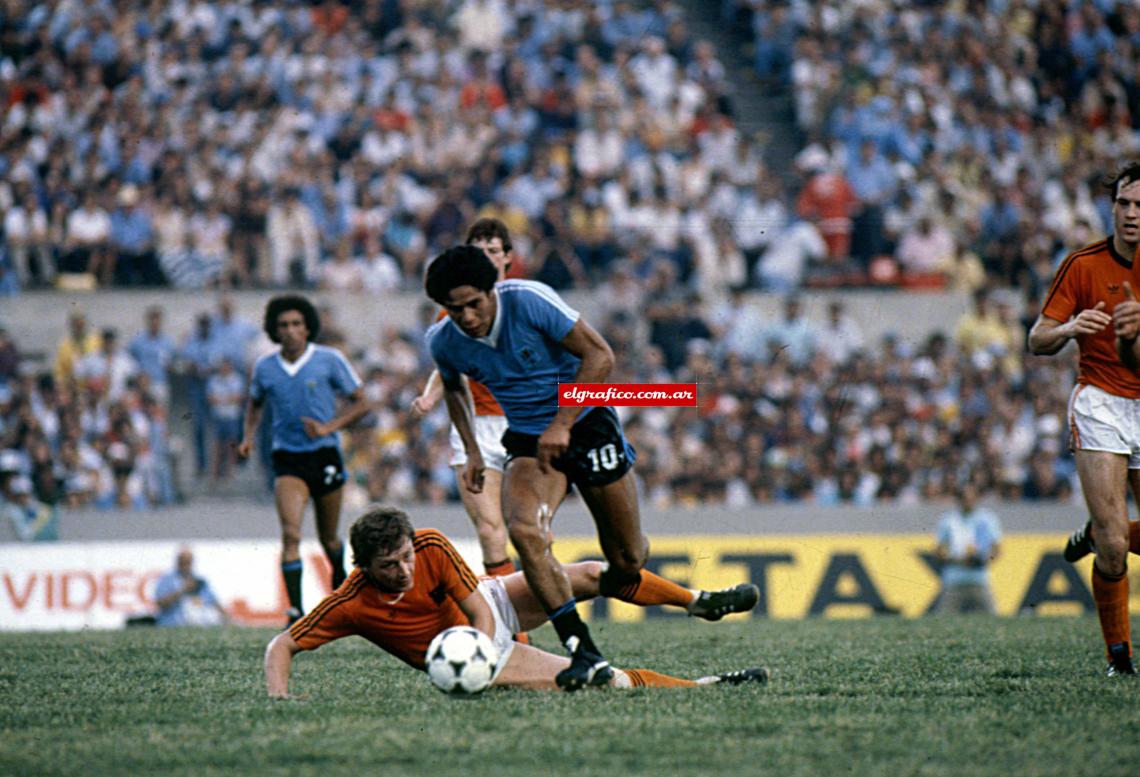 Con la Celeste disputó los mundiales de México 1986 e Italia 1990.