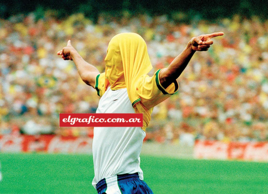 Imagen En Brasil, tarde de revancha, festejando uno de sus tres goles. La camiseta contra el rostro, los brazos buscando aliados.