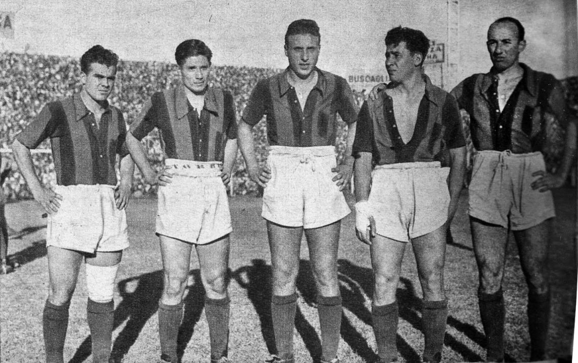 Camacho, Torres, Girenzo, Benavídez y Seoane, en ese orden de izquierda a derecha, integraron la línea delantera de San Lorenzo de Almagro en el partido que el domingo jugó y ganó ese equipo frente al de River Plate, por 2 a. L Benavídez y Torres señalaron los goles.