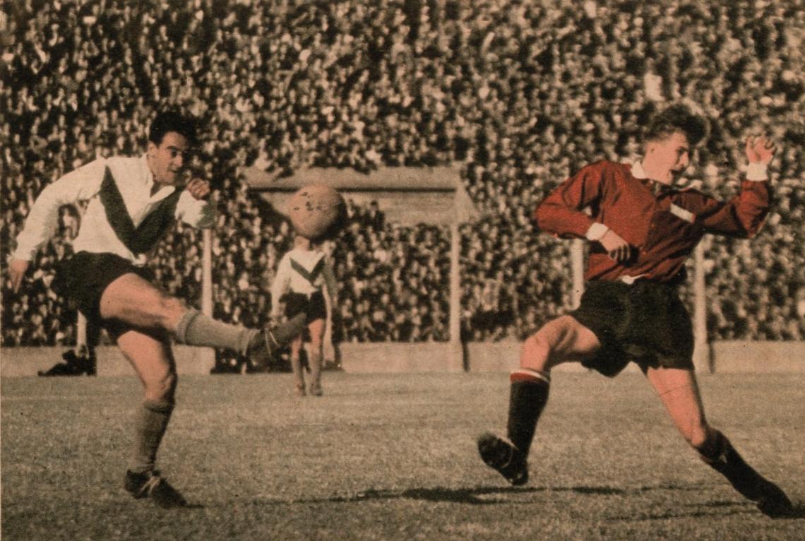 Remata Conde violentamente y Emilio Varacka hace un movimiento para evitar que le pegue la pelota, impulsada tan de cerca. En el match Vélez-Independiente el juego fue limpio y muy interesante, porque aunque ocuparon bien las defensas se llegó a apremiar a los arqueros.