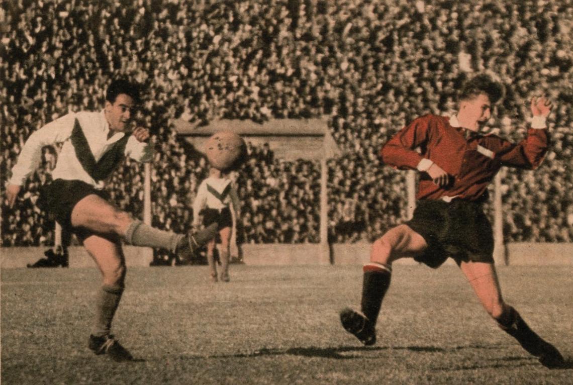 Imagen Remata Conde violentamente y Emilio Varacka hace un movimiento para evitar que le pegue la pelota, impulsada tan de cerca. En el match Vélez-Independiente el juego fue limpio y muy interesante, porque aunque ocuparon bien las defensas se llegó a apremiar a los arqueros. 