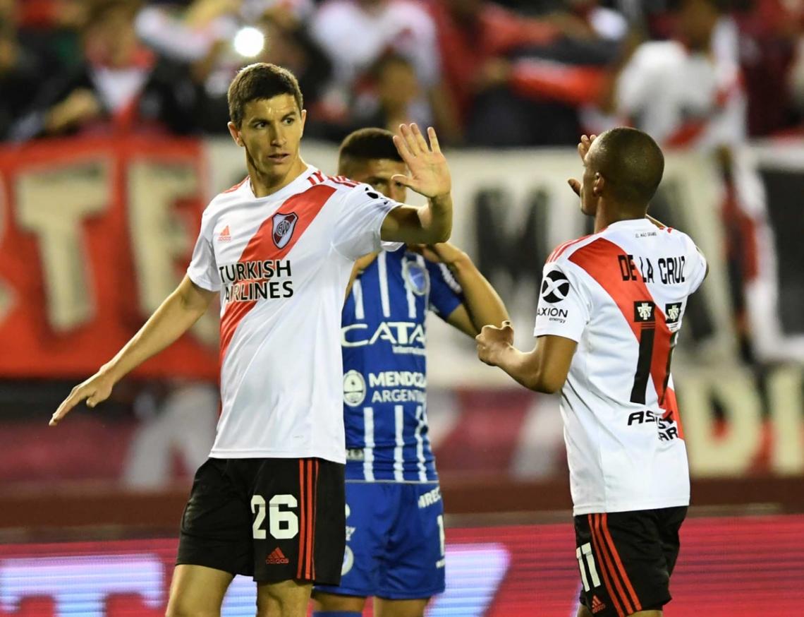 Imagen Nacho Fernández y Nicolás De La Cruz, juegan por las bandas e intercambian de posición en determinado momento del partido, así cambian de marca.