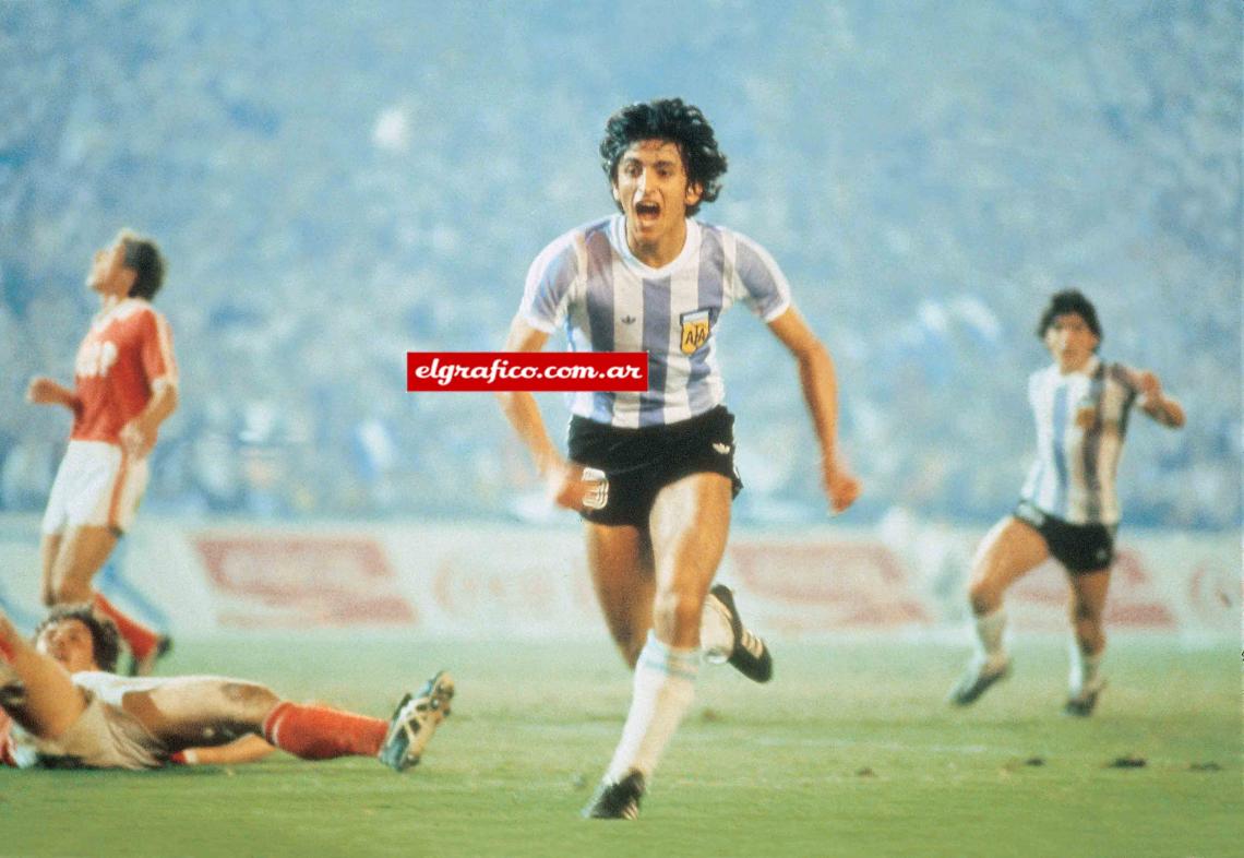 Imagen Ramón Díaz festeja el segundo gol de Argentina, el que le da el triunfo parcial por 2 a 1 a los chicos de Menotti.
