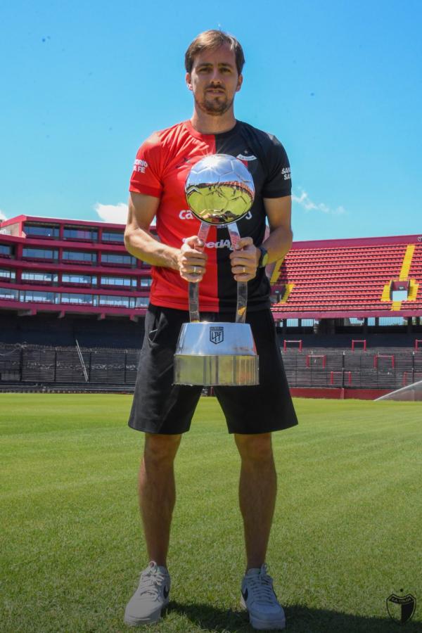 Imagen Christian Bernardi y el trofeo de la Copa de la Liga 2021 en sus manos. Volvió a Colón para devolverlo a Primera.