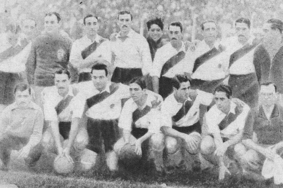 Imagen De izquierda a derecha, de pie: Santamaría, Vaghi, Rodríguez, Blanco, Minella y Ramos. — Agachados: Moreno, D'Alessandro, Labruna, Pedernera y Peucelle. 