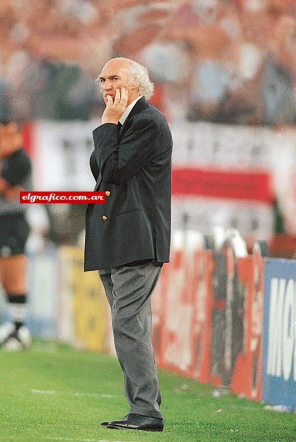 El gesto de preocupación en el rostro de Carlos Bianchi tiene su lógica.