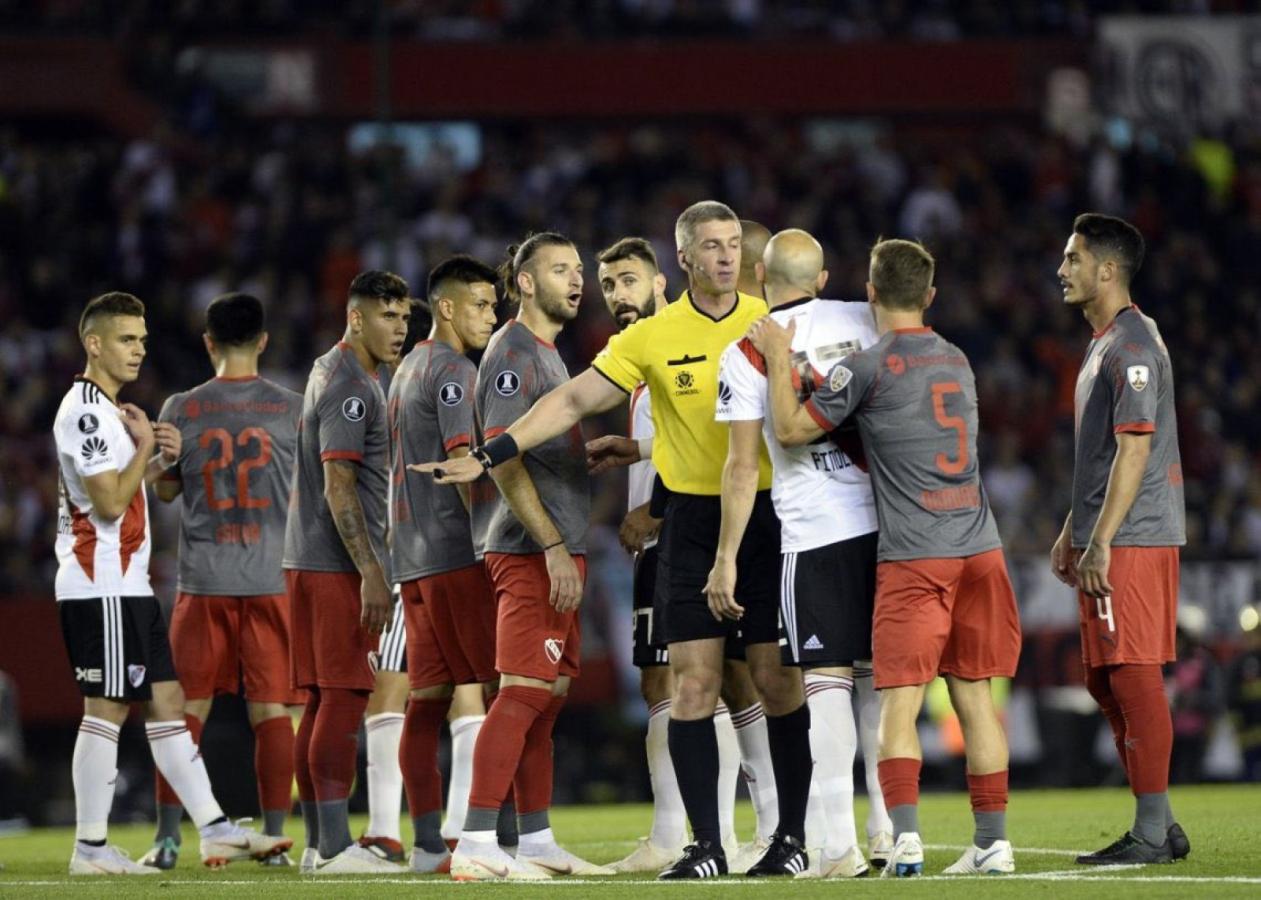 Imagen Daronco discute con Pinola. El juego se reanudó con lateral para Independiente.