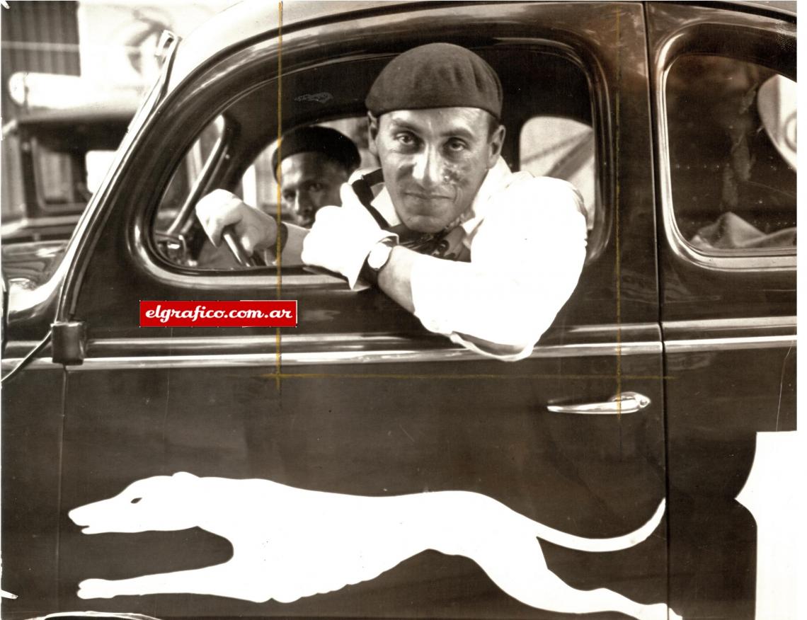 Imagen Aquí vemos a Jung compitiendo en el Gran Premio del Uruguay de 1939 y deteniéndose a prestarle ayuda a su compatriota Catharino Andreatta. Obsérvese que Jung tenía la costumbre de conducir con su brazo izquierdo fuera del coche. 