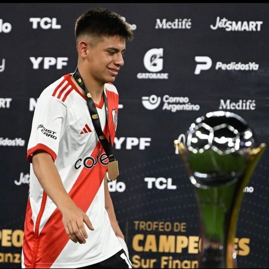 Imagen Claudio Echeverri quiso jugar un año más en River, reveló el presidente Brito.