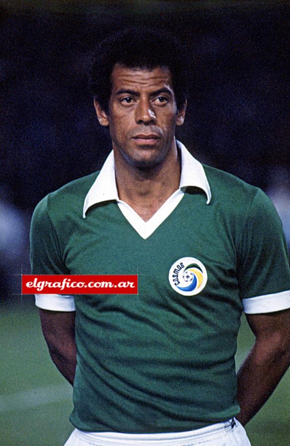 Imagen Carlos Alberto vistiendo la camiseta de Cosmos, donde jugó con Pelé.