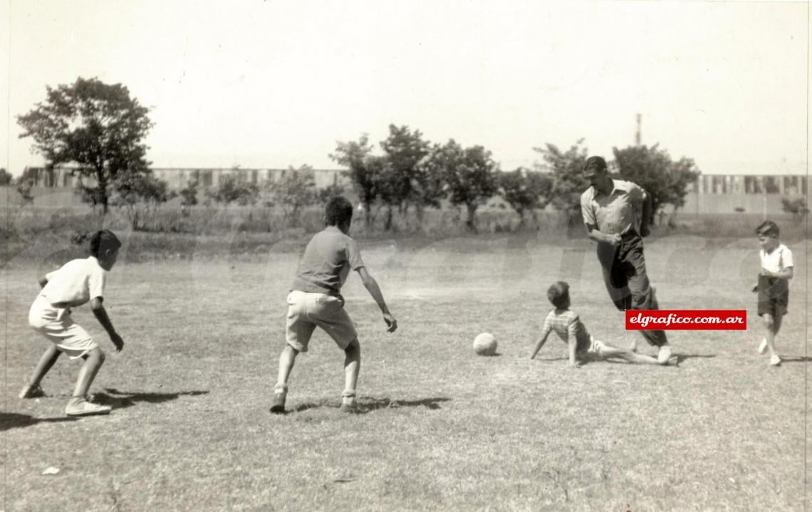 Aunque sea en el potrero, un crack conserva su línea. Esta fotografía lo demuestra con elocuencia evidente, De la Mata en sus barrios de Tablada, en Rosario, donde pasó casi todo el verano, juega con los grandes y con los chicos. Y vean como gambetea con su estilo inconfundible.