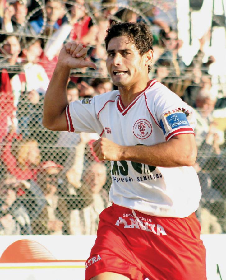 Imagen El gesto típico del goleador. Yo soy el “9”, señala el Novillo. Muchos arqueros lo sufrieron.