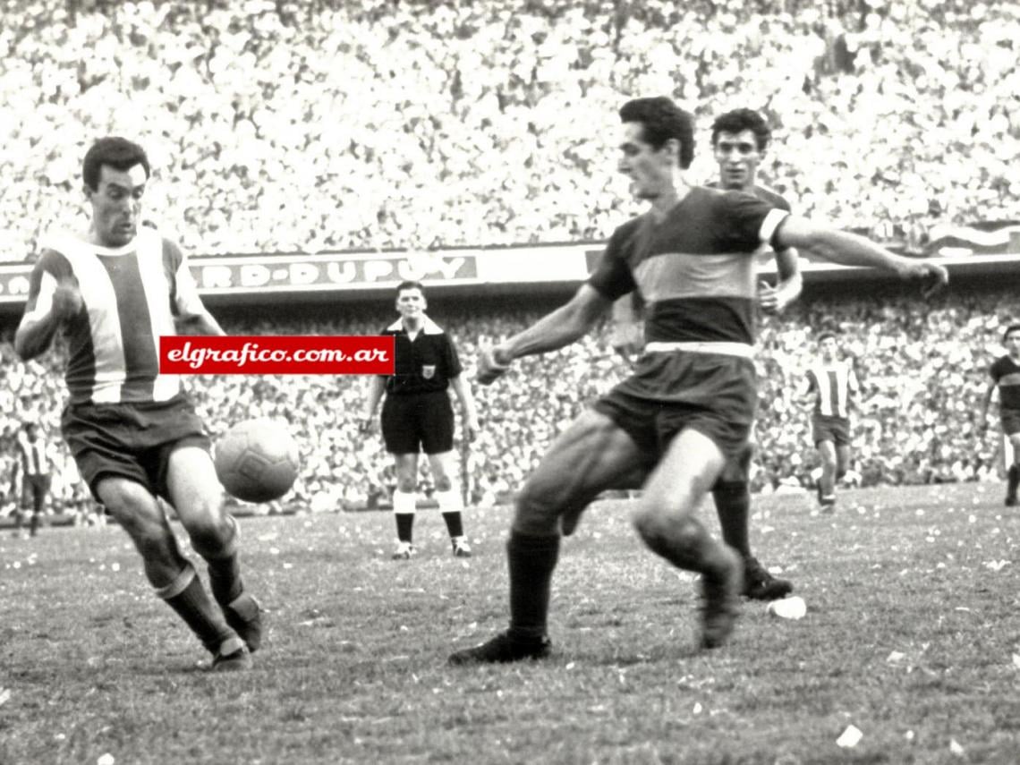 Imagen En 1962, su último año en Estudiantes. En esta oportunidad enfrentando a Boca en La Bombonera, dicho club sería su próximo destino futbolístico.