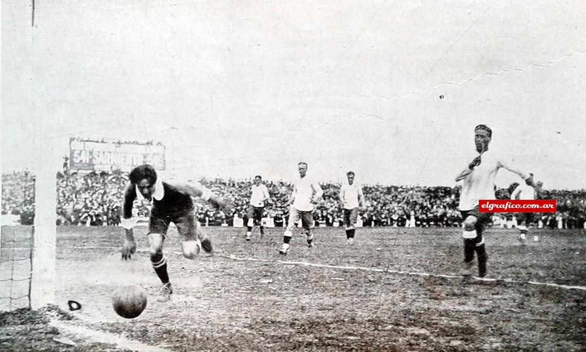 Imagen BELOUTAS, ARQUERO URUGUAYO, DESVIA CON DIFICULTAD UN RECIO REMATE DE SARUPPO, CONCEDIENDO CORNER.