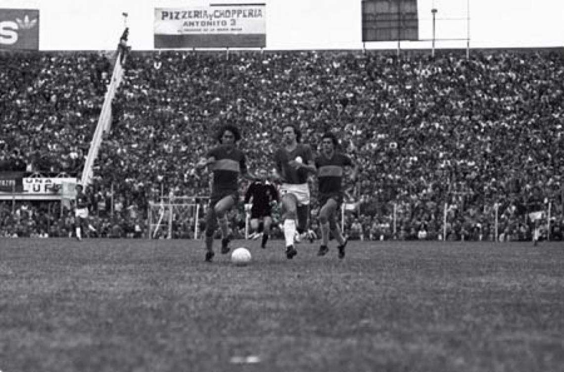 Imagen UN DIA GRIS para los fanáticos del Ciclón. Ante Boca, el último partido en el Viejo Gasómetro.