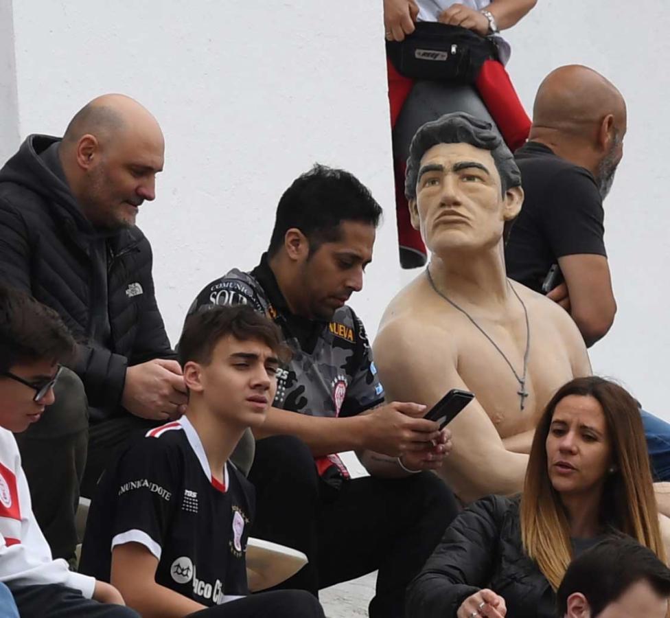 La estatua de Ringo Bonavena, símbolo de Parque Patricios y fanático de Huracán