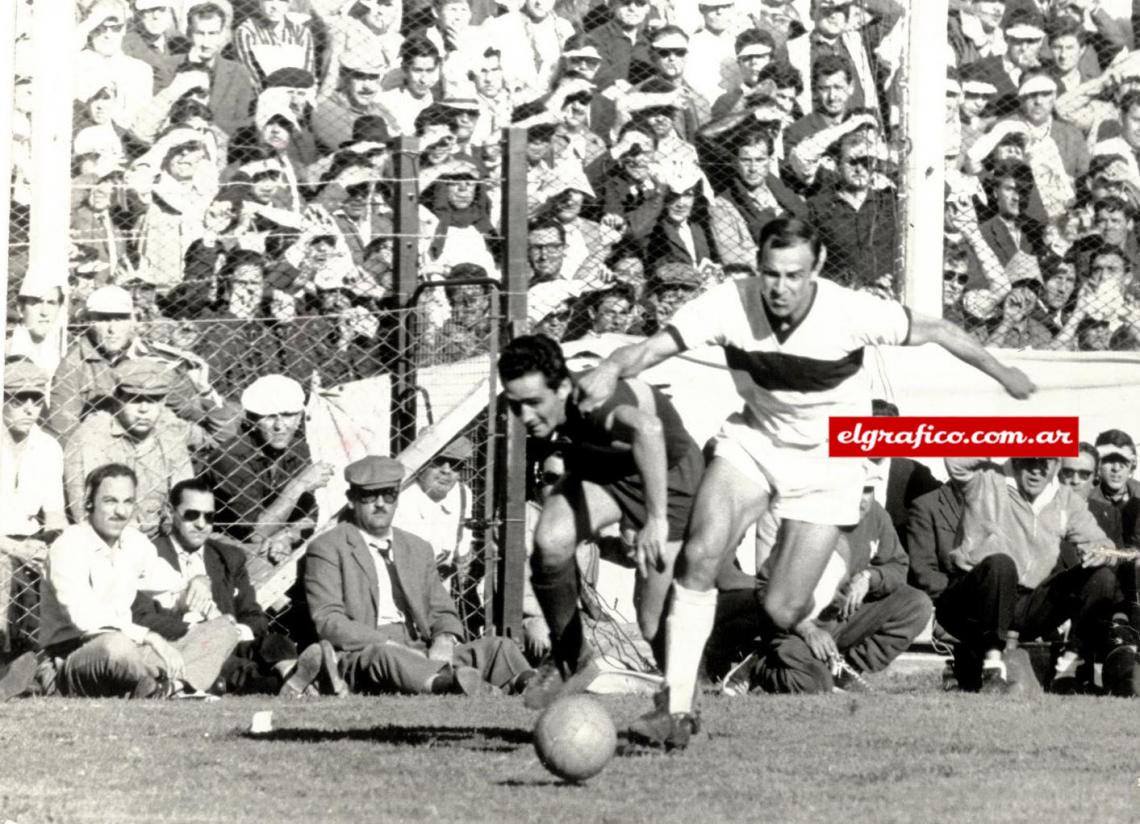 Imagen El Tanque jugó en River y en Boca donde fue Campeón. También tuvo un gran paso por Gimnasia La Plata entre 1962 y 1964.