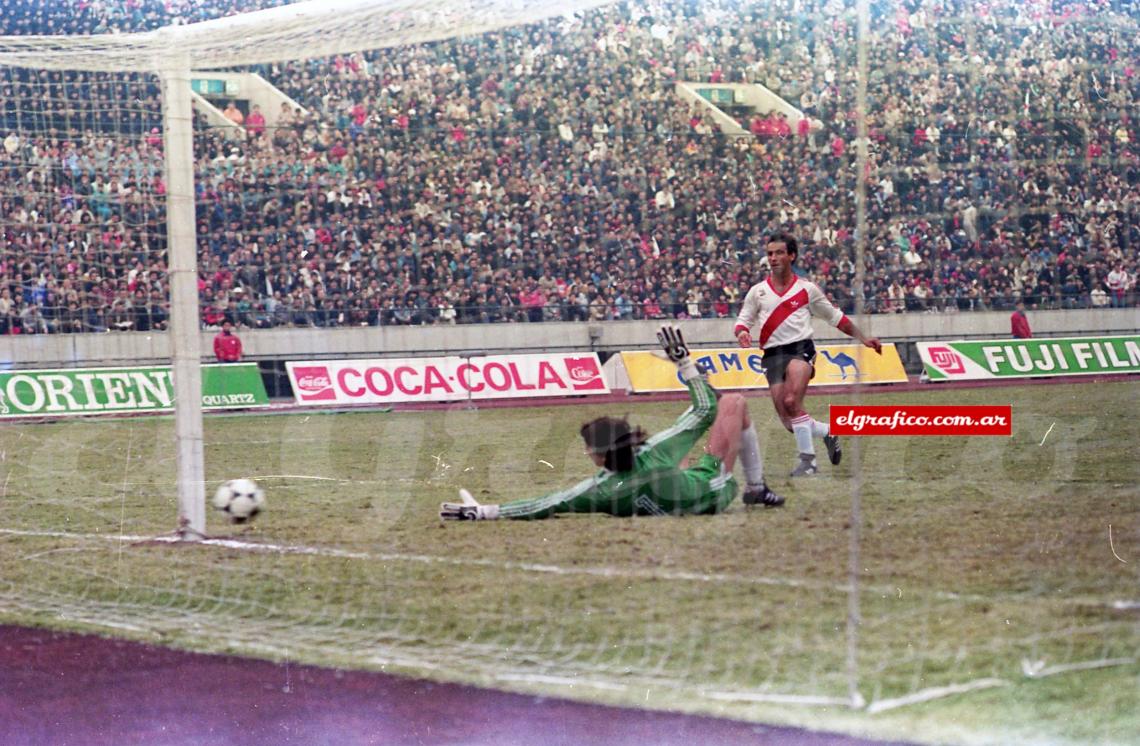 Imagen 1. El inolvidable gol de la Intercontinental. El remate de Antonio da en el poste.