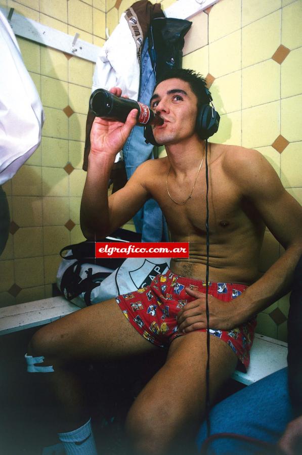 Imagen Postal de los 90, cuando el periodismo aún entraba al vestuario y pasaba los goles.