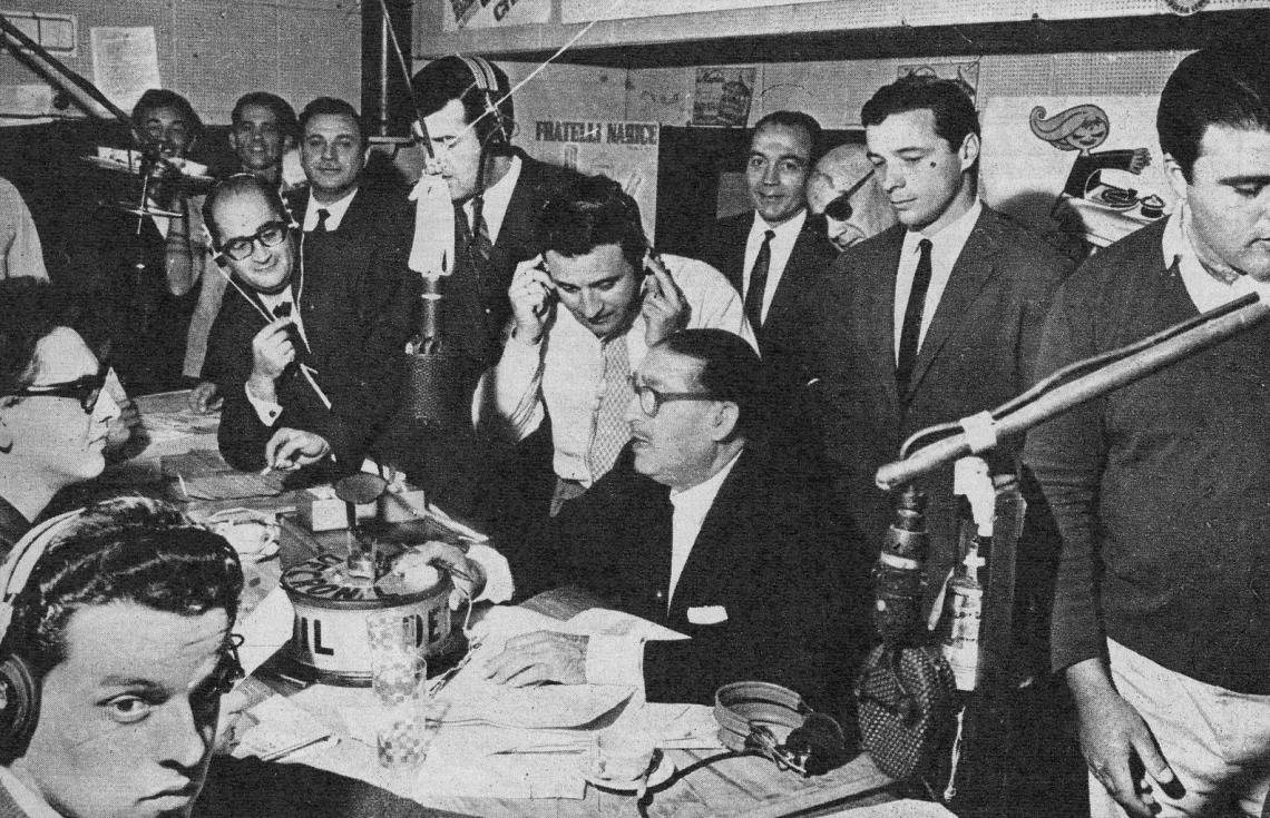 Luis Elías y su ¨show¨. Un estudio con mucho ruido y una transmisión tradicional.
