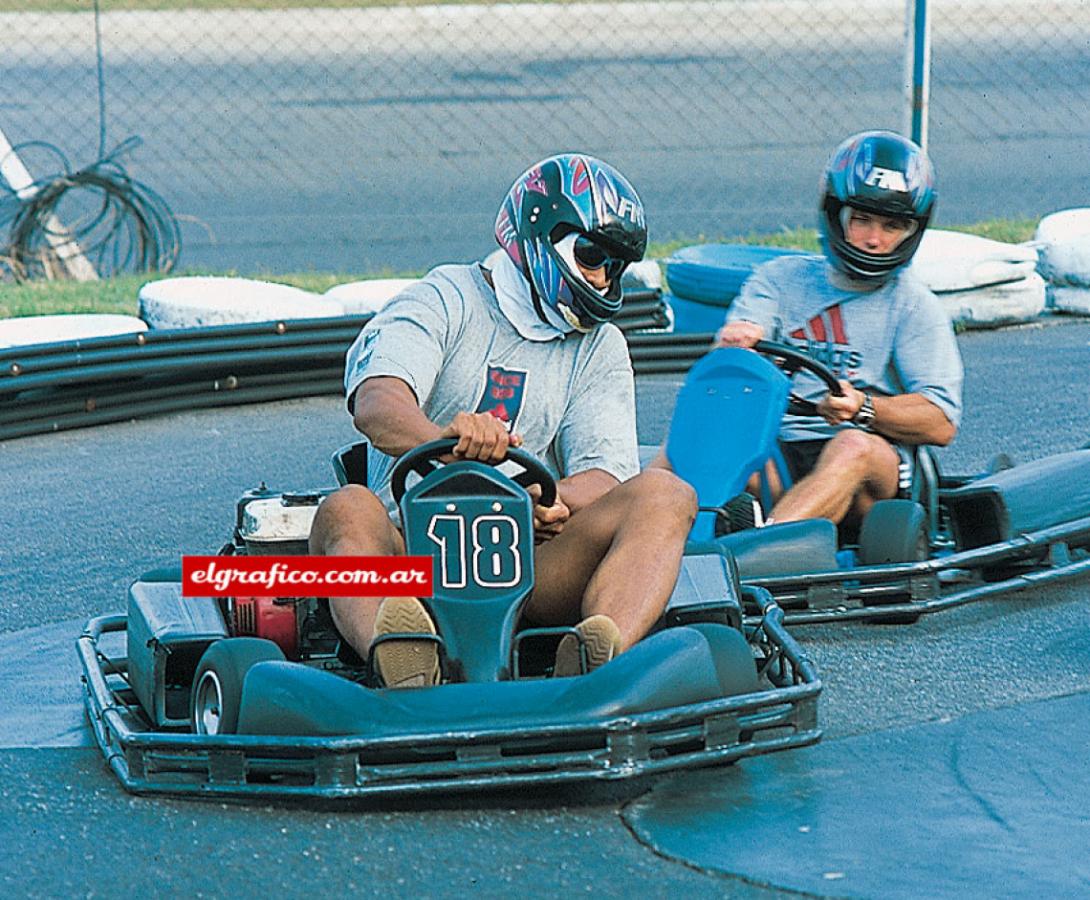 Imagen Jonah Lomu casi ni entra en el karting.