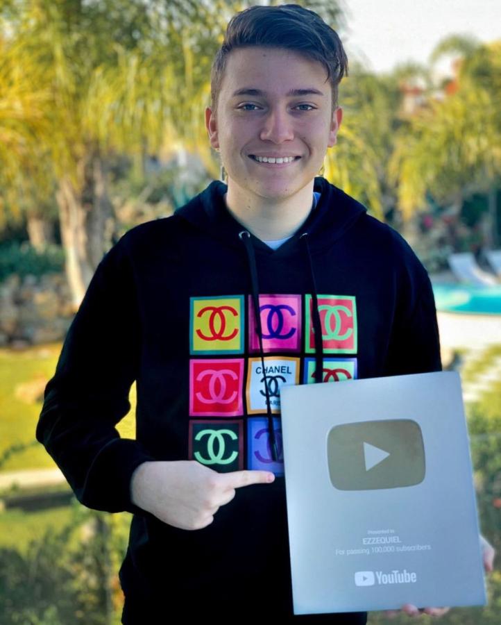 Imagen Reconocimiento de Youtube por sus primeros 100 mil suscriptores (IG: @Ezzequiel)