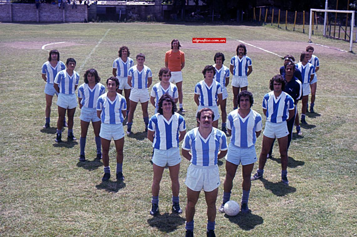 Imagen En primera fila de la Selección, detrás Houseman y Gallego, después, Ardiles, Bochini, Passarella, Olguin... En el fondo, César Menotti.