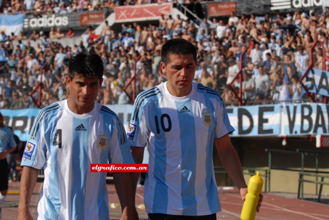 Con su gran amigo Riquelme en un partido de la Selección de Basile, por las eliminatorias.