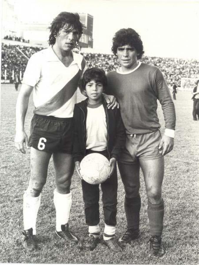 Imagen 15 de abril de 1979. Argentinos 3 (Maradona 2, Saggiorato) - River 1 (Passarella) . En la foto con el hermano de Pelusa, Lalo.