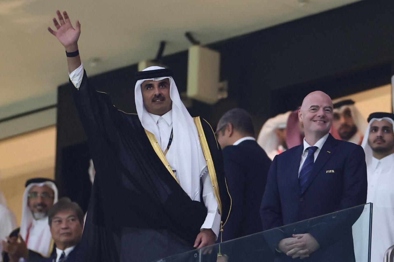 Imagen Tamim bin Hamad al-Thani, el emir de Qatar, junto a Gianni Infantino, presidente de FIFA (KARIM JAAFAR / AFP)