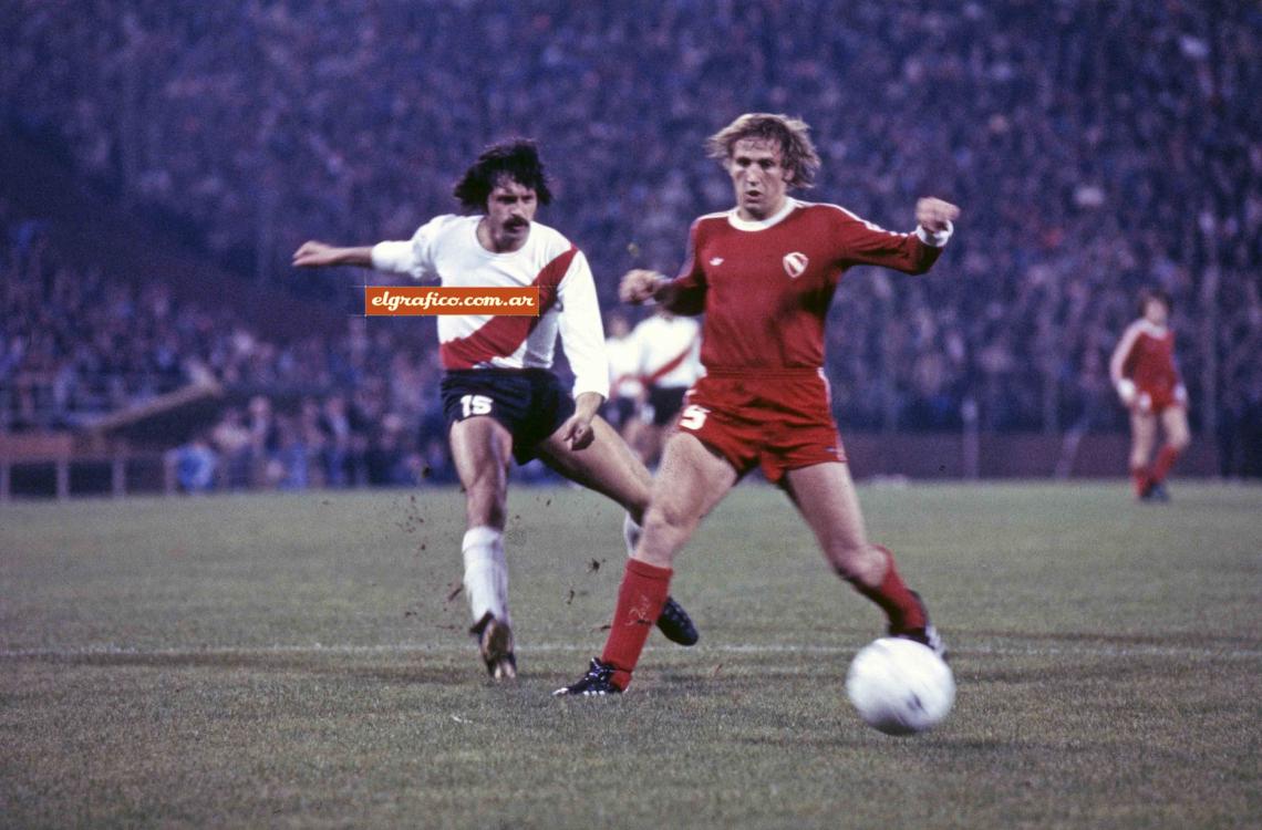 Imagen River 4, Independiente 1; estadio de Vélez. Fue el año pasado, por la Copa Libertadores de América que después ganó Boca. Trossero en la marca de Luque, que igual alcanza a tirar. El domingo volverán a encontrarse...