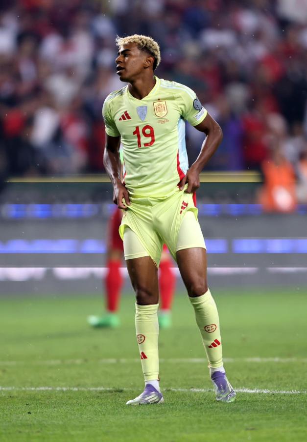 Imagen Lamine Yamal regresó de la Selección de España con una lesión y no jugará contra Valencia.