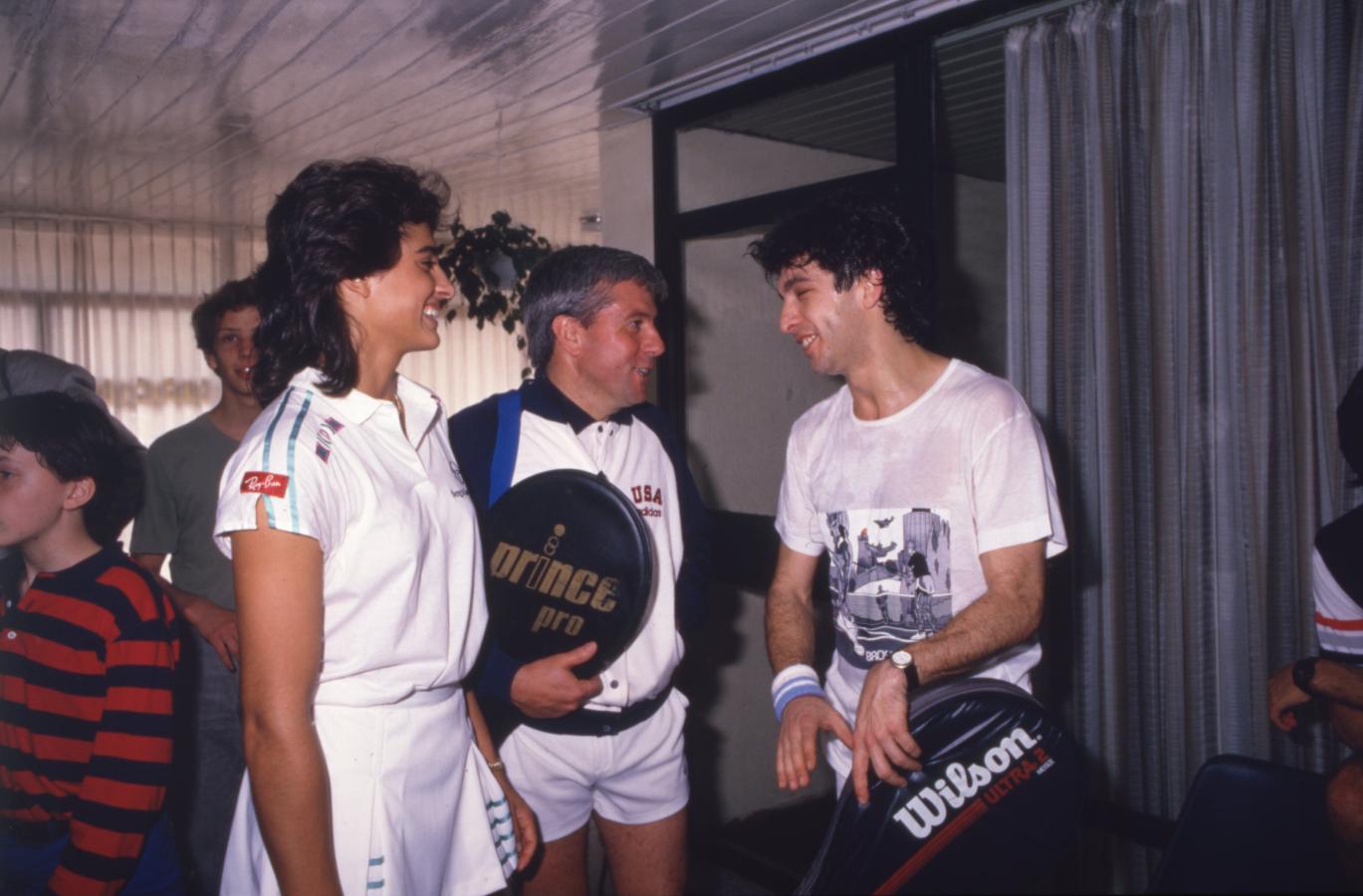 Imagen Gabriela Sabatini, con Fernando Bravo y Ricardo Darín, en 1987.