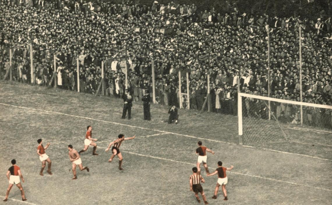 Imagen Se ha salvado milagrosamente la valla de Musimessi. Ante una carga del ataque centralista, Geronis recibe el pase de Santos y tras eludir al arquero remata con el arco desguarnecido, elevándose la pelota.