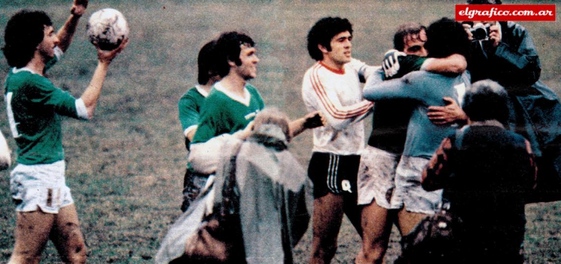 Imagen 9 de Julio de 1981, Rocchia abraza al nuevo arquero récord del fútbol argentino.