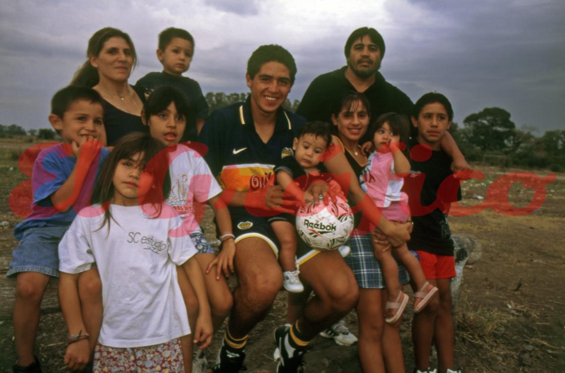 Imagen Riquelme y su familia, el sostén de su vida, dentro y fuera de la cancha 