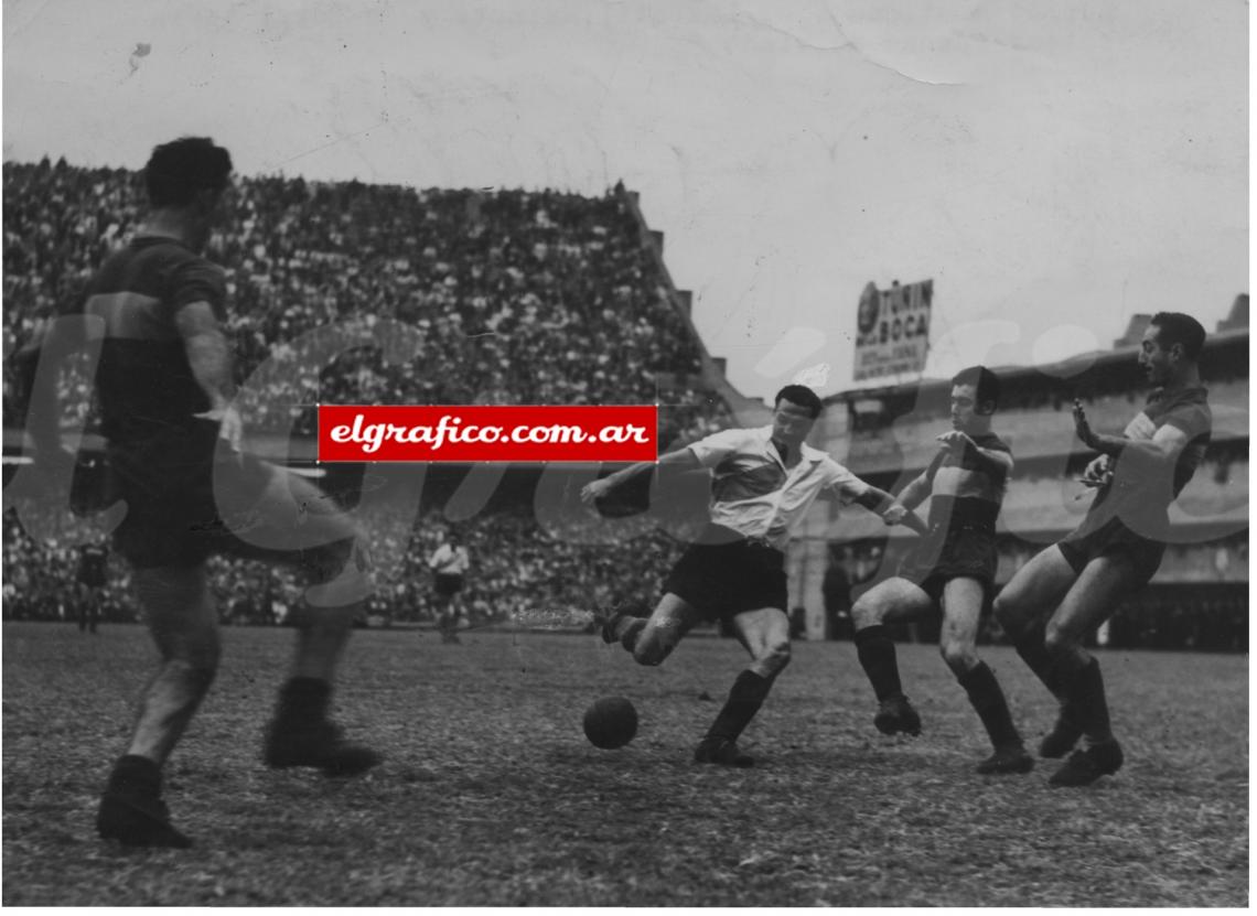 El “Charro” Moreno intenta en la ofensiva de River. Marante es uno de los que trata de impedirlo por Boca.