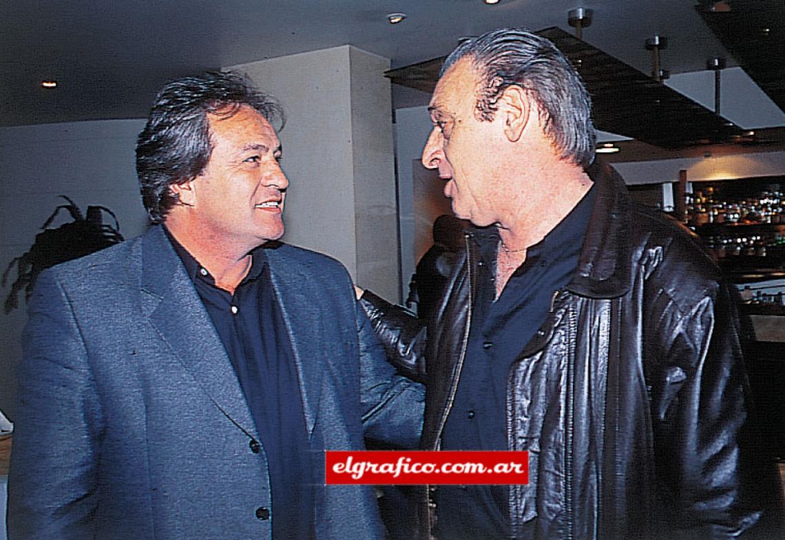 El encuentro casual con el Coco Basile en Córdoba. Hacía 20 años que no se veían.