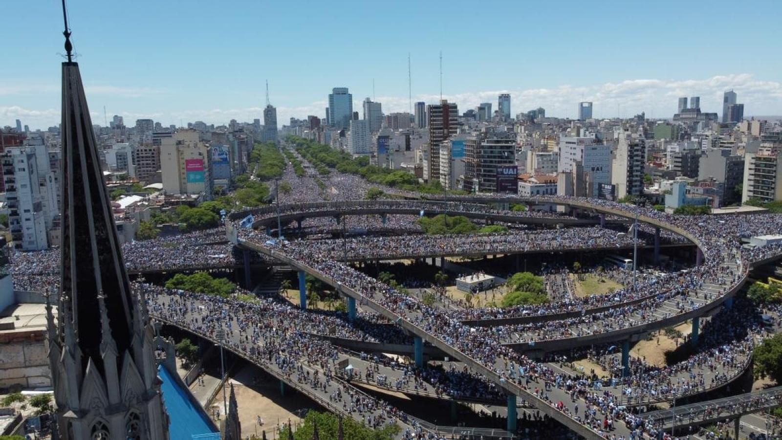 Imagen No había manera de poder avanzar con vehículos por la Autopista 25 de Mayo y sus arterias aledañas.