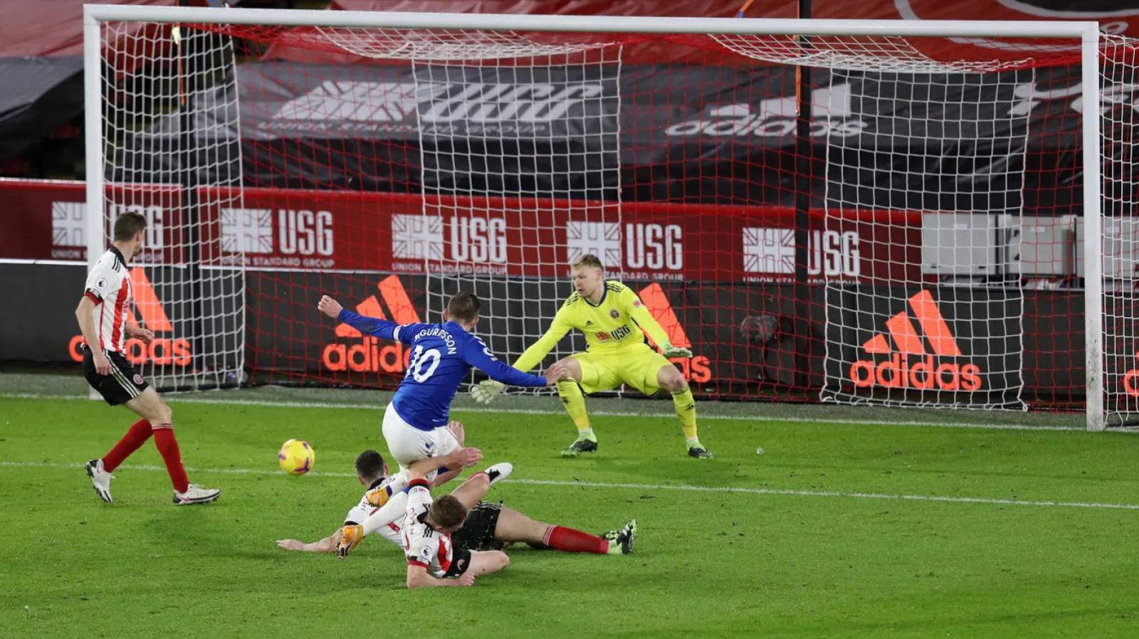 Imagen Everton venció 1-0 a Sheffield United con este tanto de Sigurdsson y acecha a Liverpool.