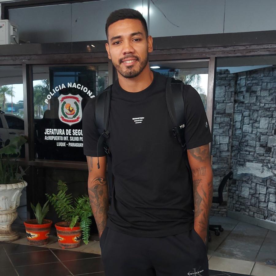 Imagen David Martínez ya está en Paraguay a la espera de ser anunciado por Olimpia, su nuevo club. Foto: @FerJoseG