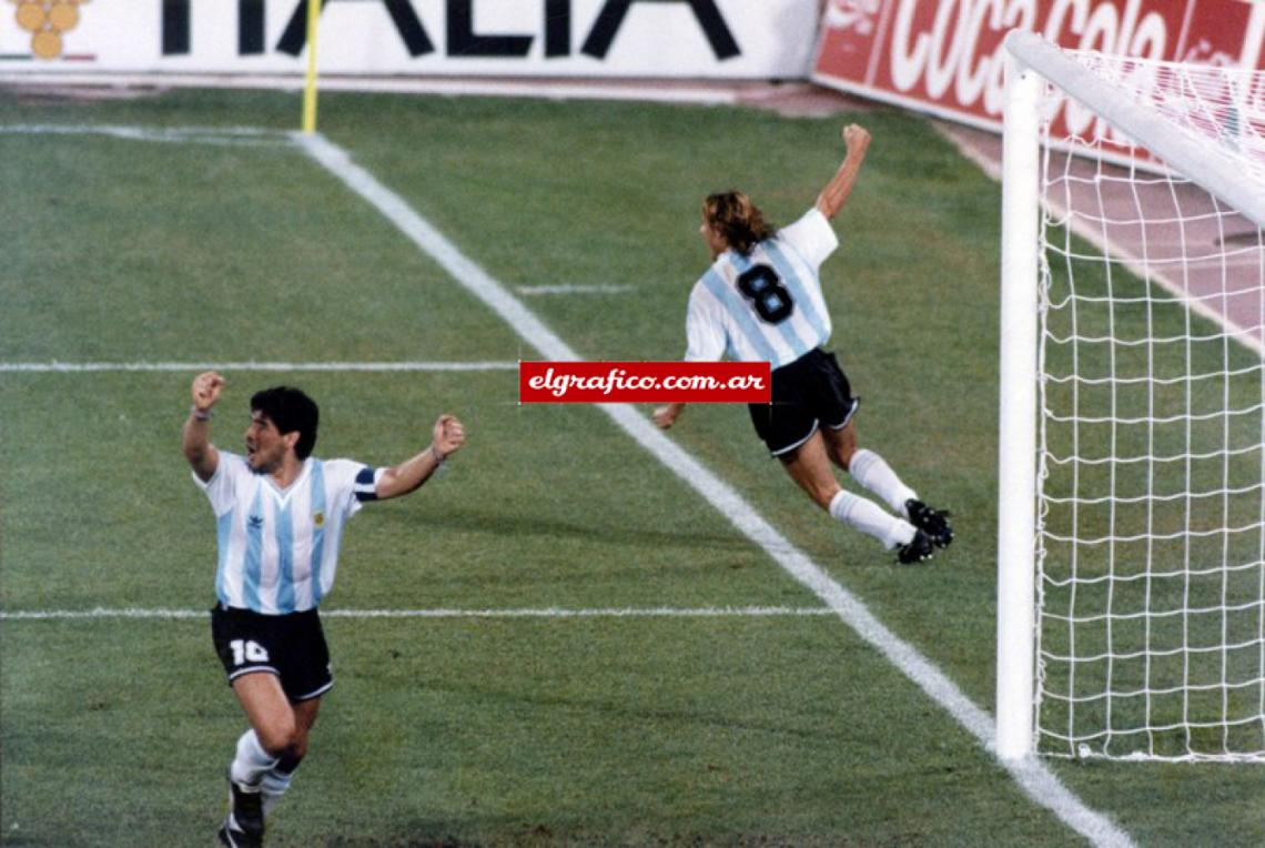 Caniggia sale gritando otro gol histórico, Maradona mira al árbitro para ver si lo convalida (el referee frances tuvo un desempeño lamentable durante todo el partido).