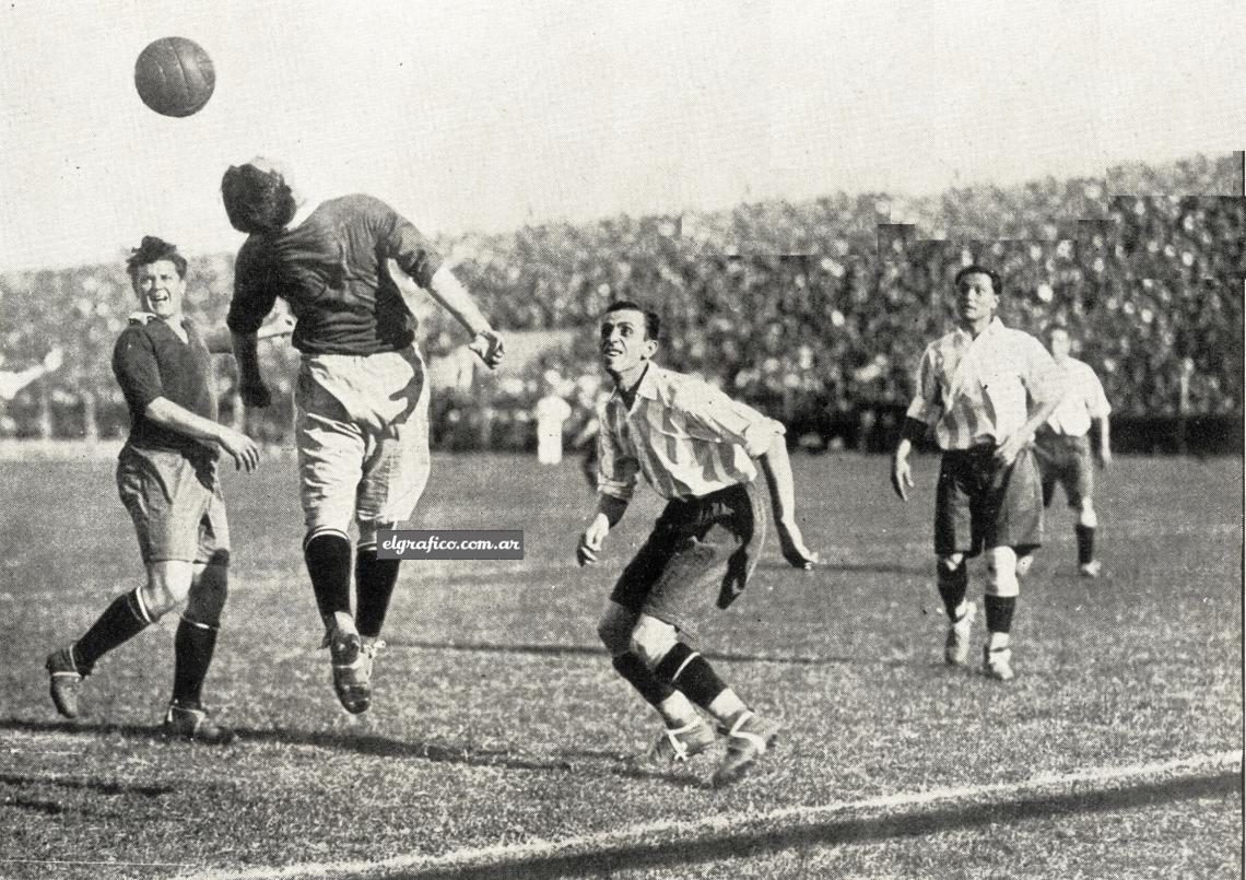 Imagen El centre forward de los rojos cabecea hacia atrás, sin resultados, mientras Seoane y Paternoster lo observan de cerca. El match no fue la exposición de juego que se esperaba. Tuvo algunos momentos felices, pero, en general, no respondió a la expectativa. El partido entre los dos grandes rivales de Avellaneda tuvo una característica digna de destacarse: transcurrió dentro de la mayor corrección.