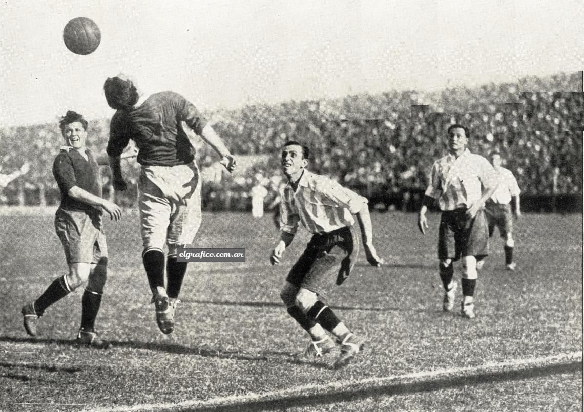 Imagen El centre forward de los rojos cabecea hacia atrás, sin resultados, mientras Seoane y Paternoster lo observan de cerca. El match no fue la exposición de juego que se esperaba. Tuvo algunos momentos felices, pero, en general, no respondió a la expectativa. El partido entre los dos grandes rivales de Avellaneda tuvo una característica digna de destacarse: transcurrió dentro de la mayor corrección. 