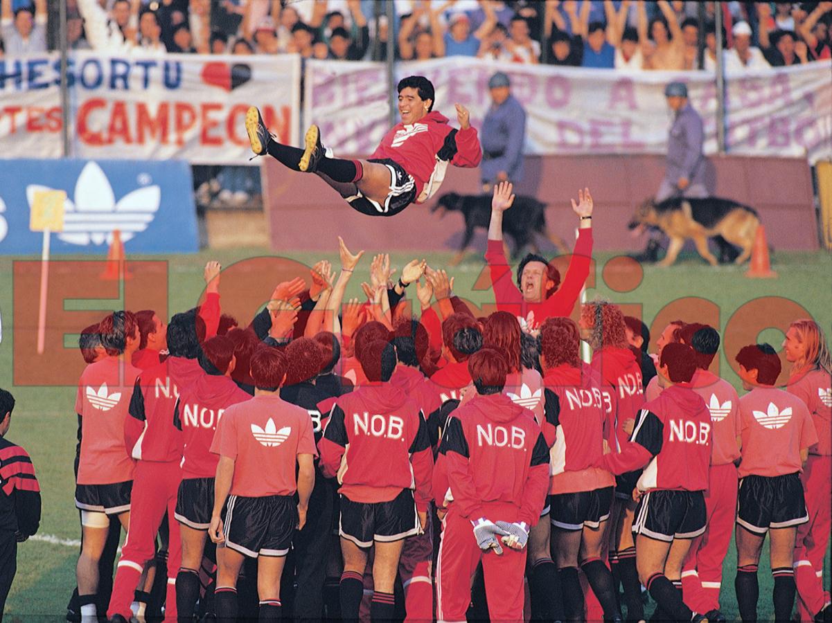 Imagen Jorge Solari había pedido que no lo "tiren por el aire". La emoción pudo más que la orden del técnico. Foto Rodolfo Solari.