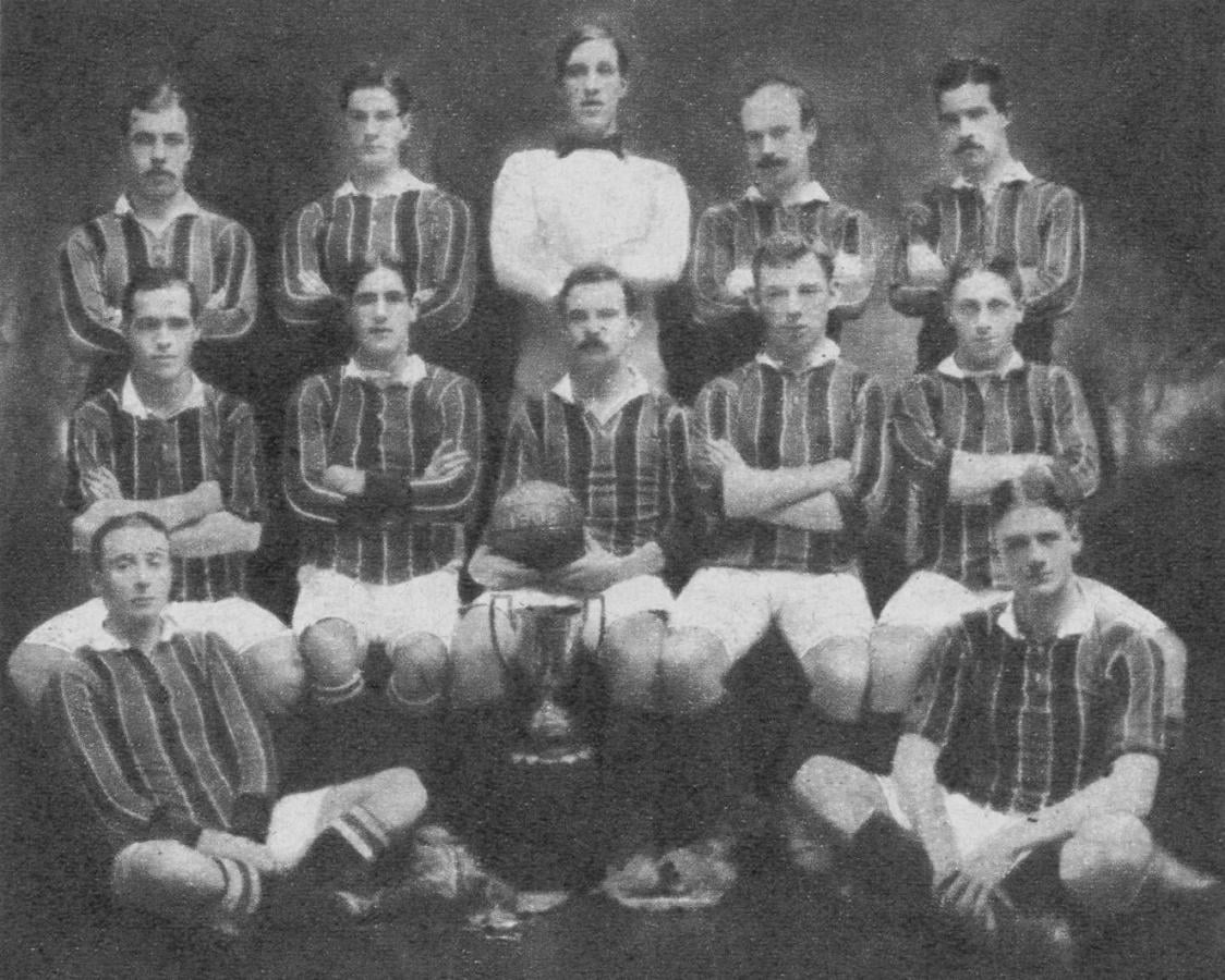 Imagen El team campeón de 1908. Parados: G. C. L. East, G. G. Stocks, C. E. Lester, H. T. Ratcliff y J. H. Wood. Sentados: J. Pena (uruguayo de Peñarol que actuó por Belgrano), U, Fernández, A, H. Forrester (capitán), G. H. Whaley y A. L. L. Morgan. En el suelo: F. S. Dickinson y M. Murphy.