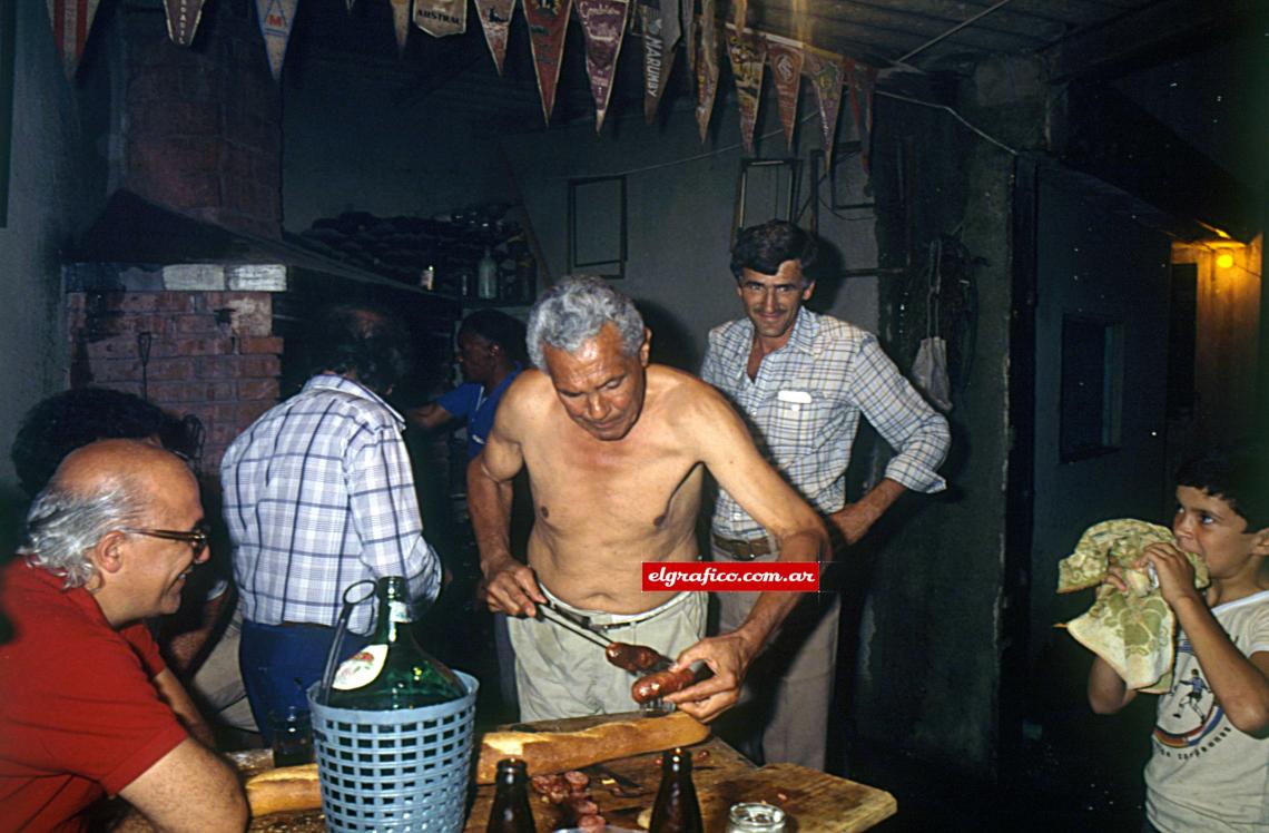 Imagen El asado en su casa, junto a Nilo Neder, en la noche del sábado 9, antes de la final. Obdulio ya creía en Uruguay: 